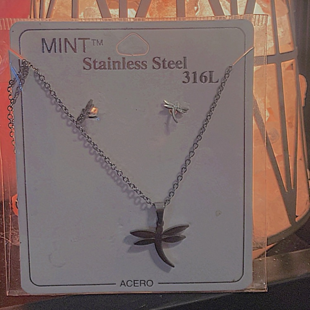 Dragonfly necklace and earrings set
